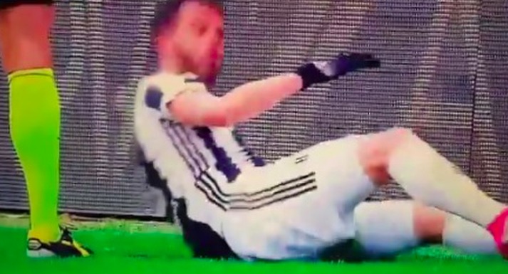 Torino-Juventus, Miralem Pjanic: tuffo dopo contrasto con Ansaldi ma appena arriva arbitro...