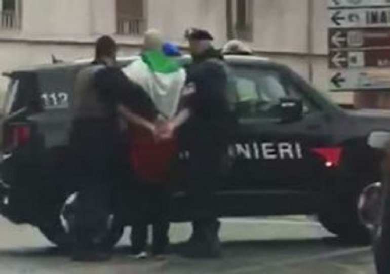 Il momento dell'arresto di Luca Traini (foto Ansa)