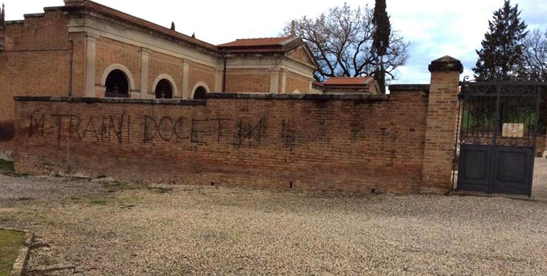 La foto della scritta comparsa in provincia di Siena