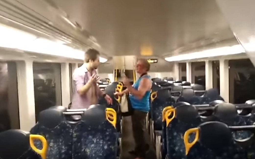 Pendolare e ubriaco si picchiano sul treno: poi smettono e si abbracciano