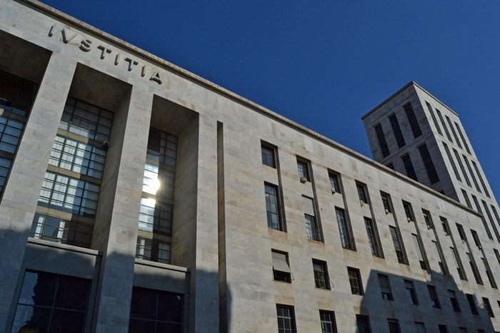 Imputato in tribunale a Milano colpisce poliziotto e cerca di prendergli la pistola