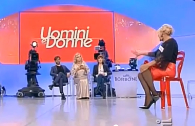 Uomini e Donne, rissa Tina Cipollari - Gemma Galgani: "Ti strozzo gallina!"
