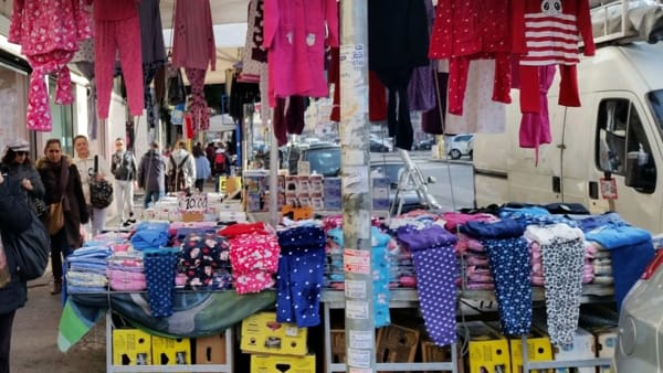 Roma, ambulanti bloccano Tuscolana coi furgoni dopo la chiusura delle bancarelle