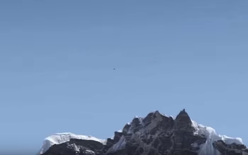 Oggetto non identificato in volo sul monte Everest: un ufo?