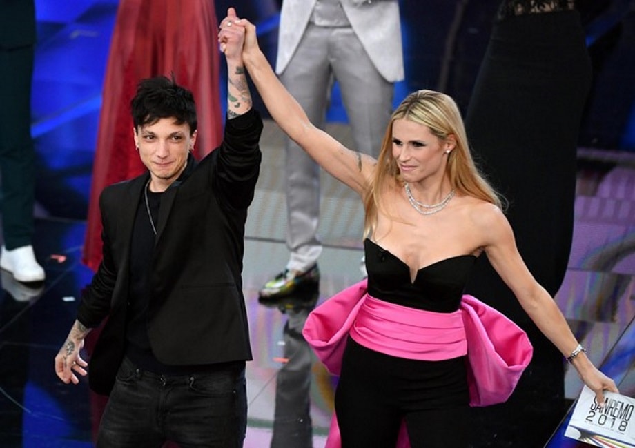 Festival di Sanremo, serata duetti e rock con Nannini e Pelù. Ultimo vince tra i Giovani.