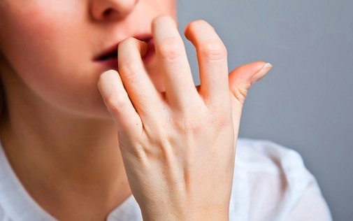 Guai a strappare con i denti le pellicine delle unghie