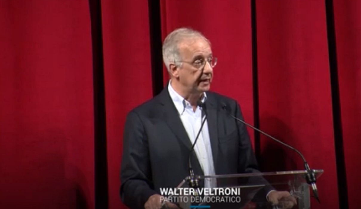 Walter Veltroni lapsus: scambia il Pd per il Pci. La platea lo applaude