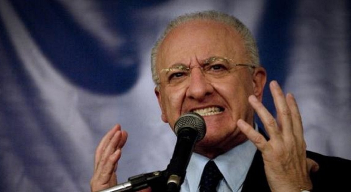 Pozzuoli, Vincenzo De Luca inaugura reparto ospedale: gli lanciano sacchetti di spazzatura