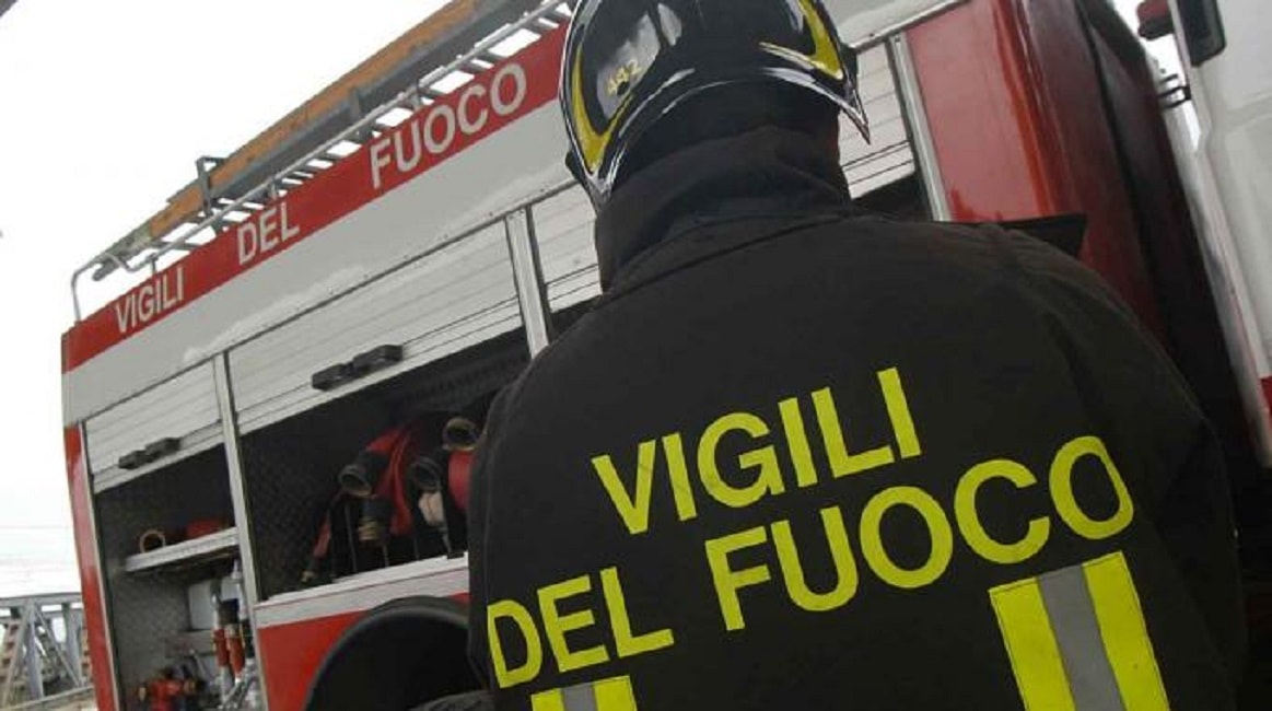 Bari, incendio in palazzo: ragazzo salvato dai poliziotti