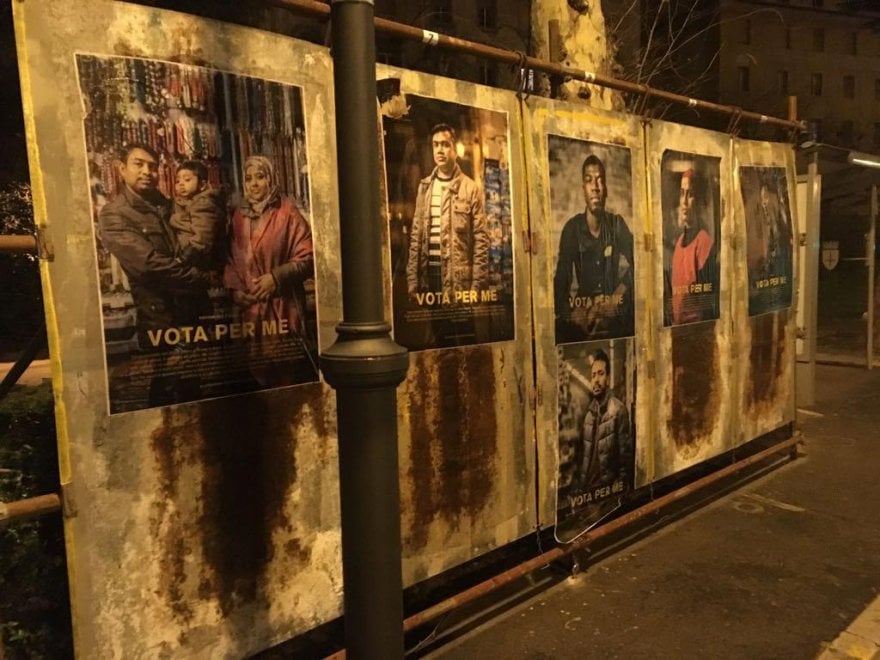 I volti di immigrati di colore tra i manifesti elettorali, "Vota per me"