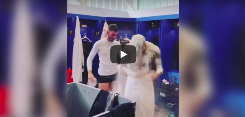 YOUTUBE Mauro Icardi sommerso da uova e farina: scherzo di compleanno