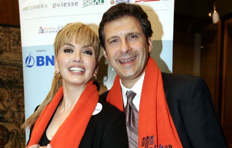 Fabrizio Frizzi e Milly Carlucci nell'edizione di Telethon del 2005 (foto Ansa)