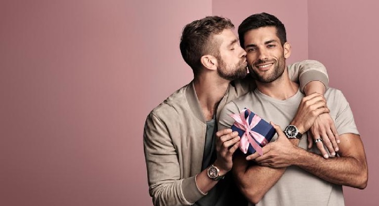 Donne o uomini, nessuno è etero al 100% (foto Ansa)