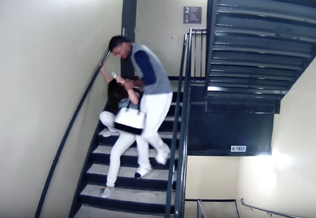 Picchia selvaggiamente la ragazza, VIDEO lo incastra