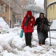 Due persone camminano sotto la neve a Potenza