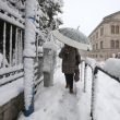 Potenza, donna cammina sotto la neve