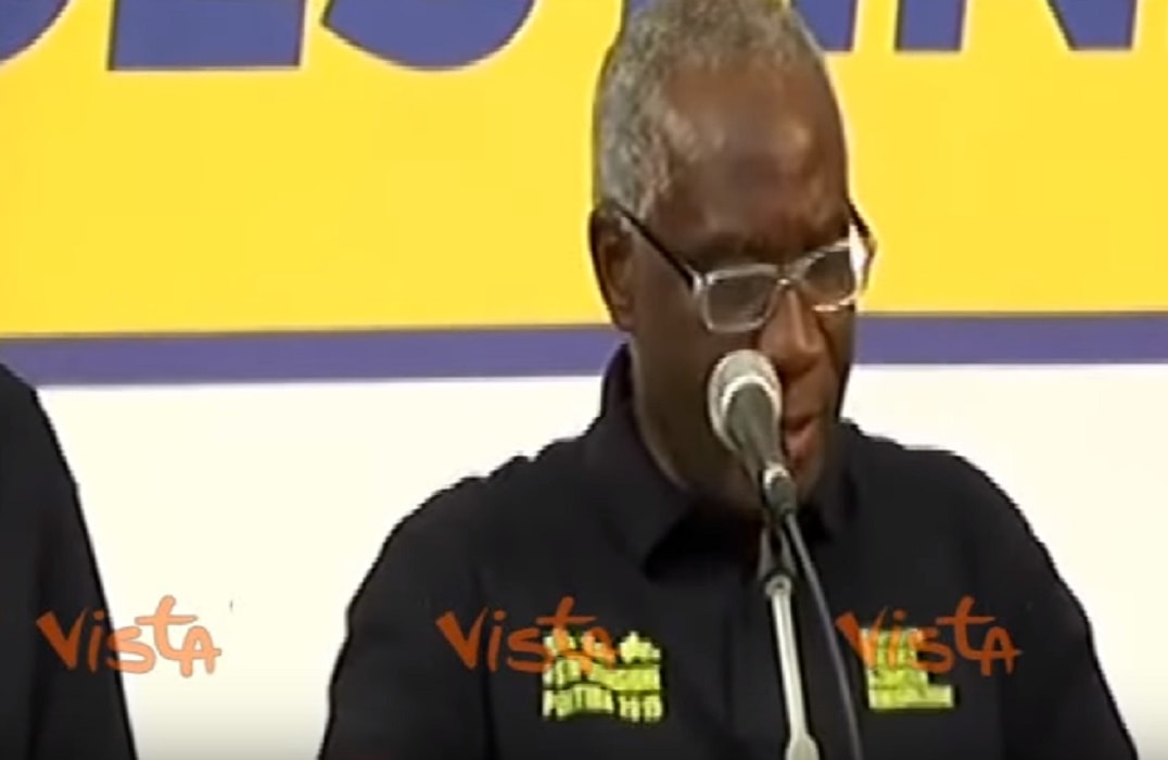 Toni Iwobi, il senatore di colore della Lega diceva: ''Sono razzista, prima gli italiani''