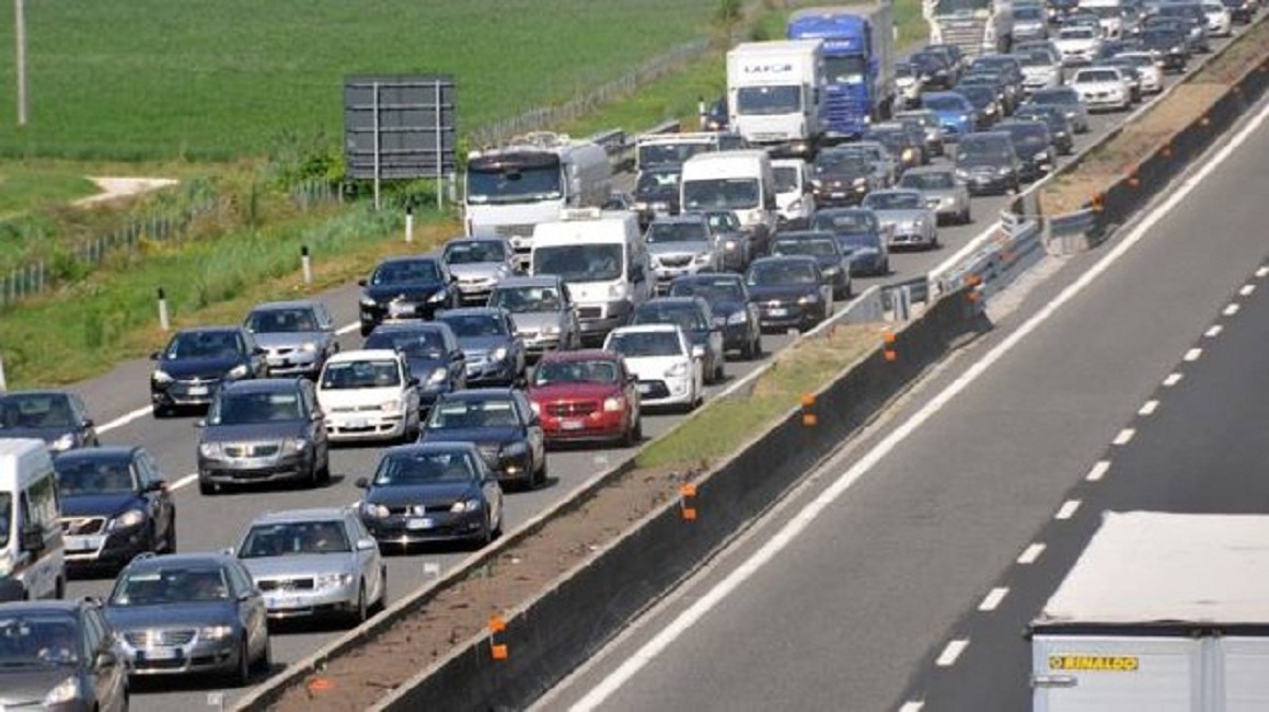 Camion in fiamme sulla A1: 10 km di code e traffico in tilt
