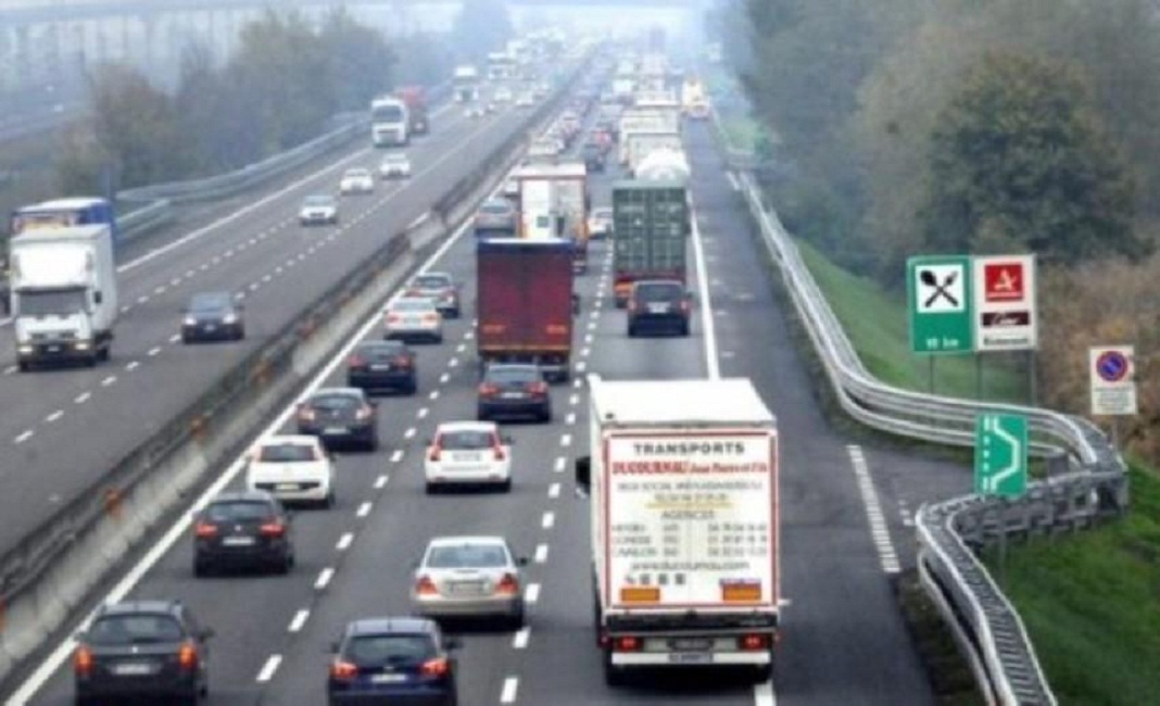 A1, Tir con bombole si ribalta: chiuso tratto Roma-Orte