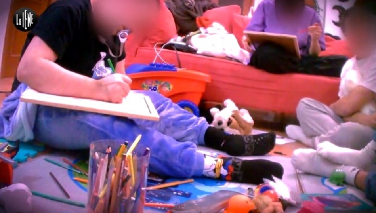 Il servizio delle Iene sul mondo degli Adult Baby