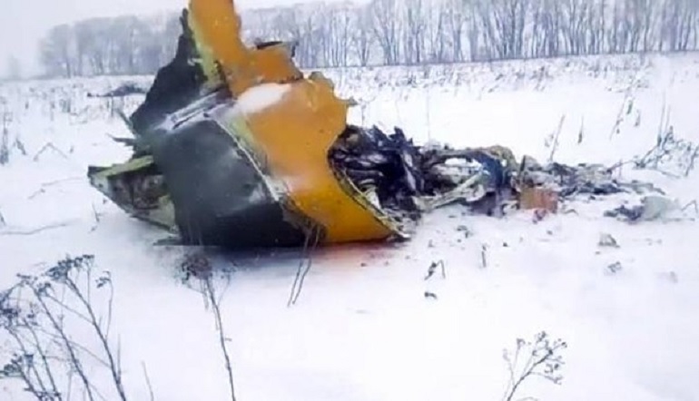 I resti dell'aereo precipitato a Mosca (foto Ansa)