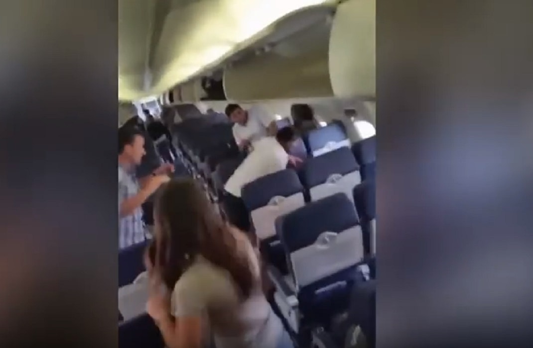 YOUTUBE Aereo arriva in ritardo, passeggeri perdono coincidenza: a bordo scoppia la rissa