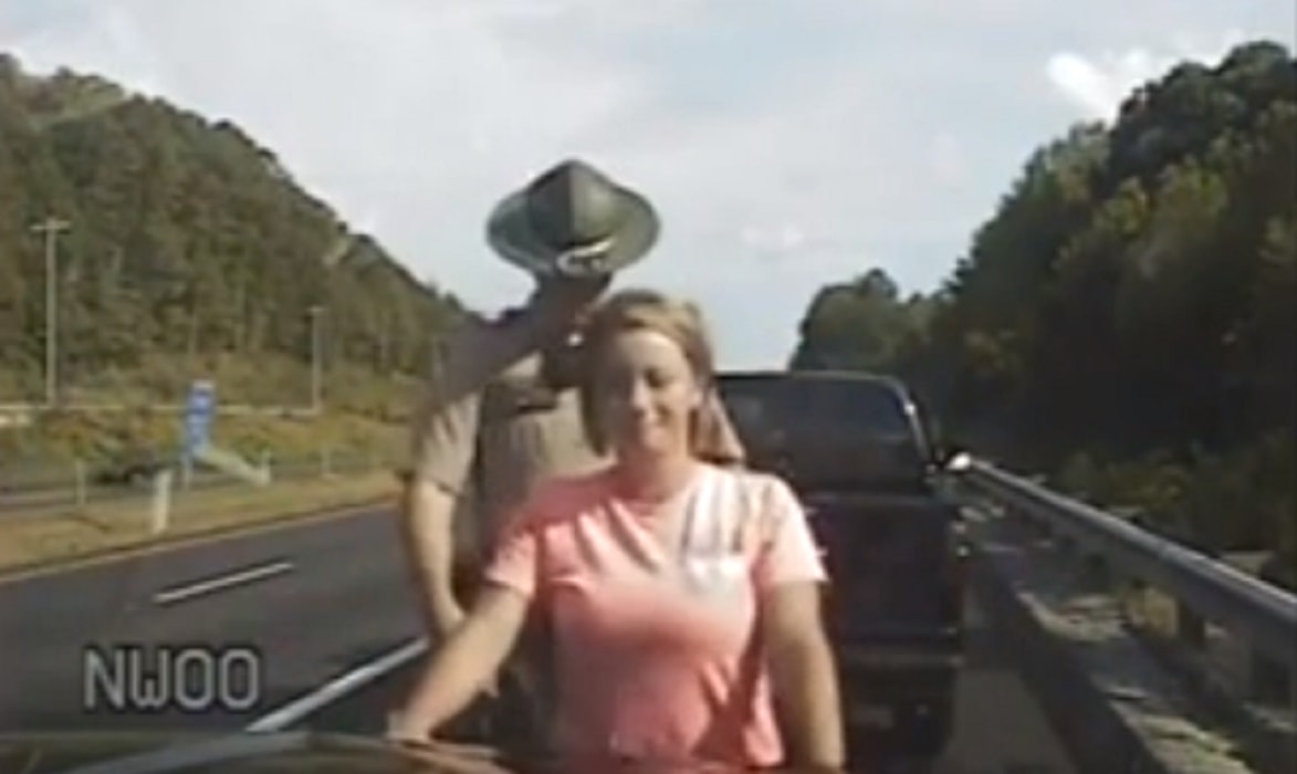 Poliziotto palpa automobilista fermata per le cinture di sicurezza