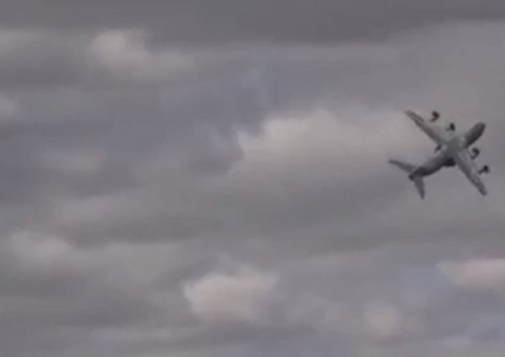 Enorme airbus decolla in verticale e poi vira all'indietro