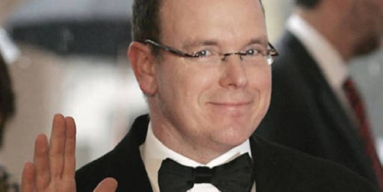 Monaco, si spacciano per il principe Alberto e chiedono soldi: caccia alla banda