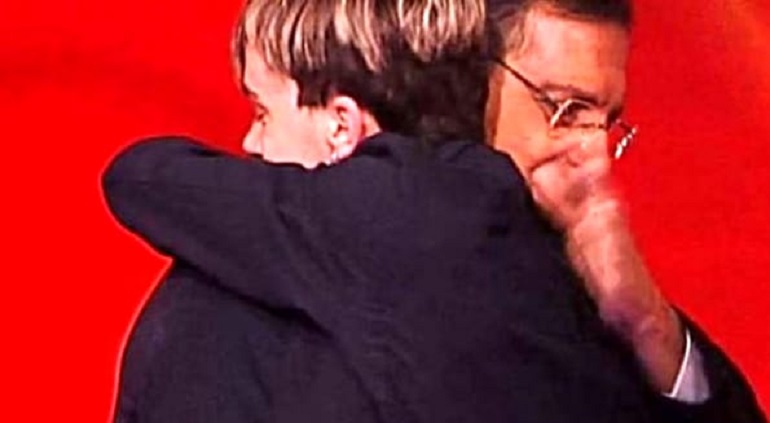 L'abbraccio tra Andrea Saccone e Fabrizio Frizzi