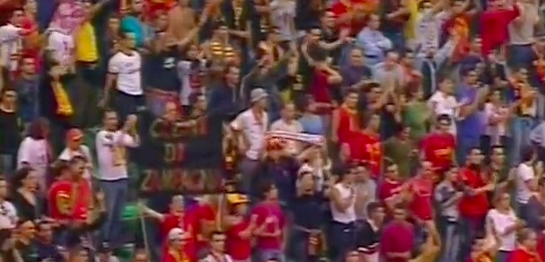 Armando Prisco, portiere Messina, fa pipì dietro la porta: espulso dall'arbitro