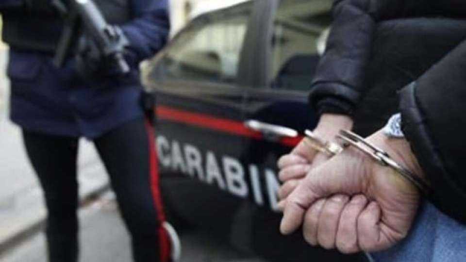 Arrestato un giovane: si sarebbe travestito da monaco per violentare una ragazza