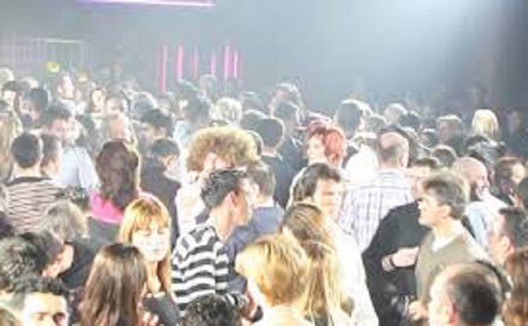 Rifiuta le sue avances, ragazza spacca un bicchiere in testa a un ventenne (foto d'archivio Ansa)