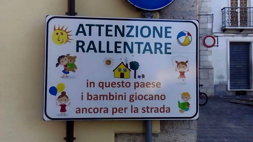 Rignano Garganico: "Automobilisti rallentate, qui i bambini giocano per strada", il cartello stradale