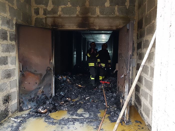 E' andato a fuoco nella notte l'archivio del giudice di pace di Bari