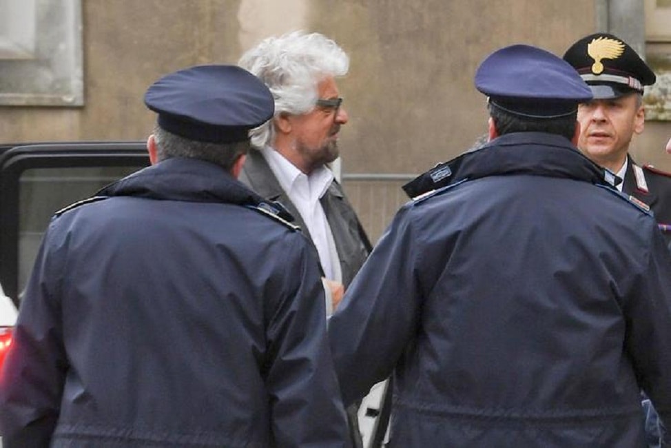 Angelo Ferrillo (ex M5s) blocca Beppe Grillo fuori dal tribunale