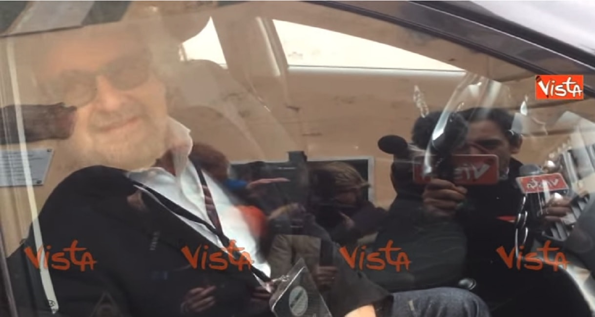 Elezioni 2018, Beppe Grillo vota a Genova: Lou Reed a tutto volume in auto VIDEO