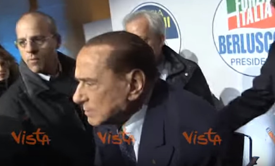 Berlusconi a due ragazze: "Queste due bionde cosa vogliono?"