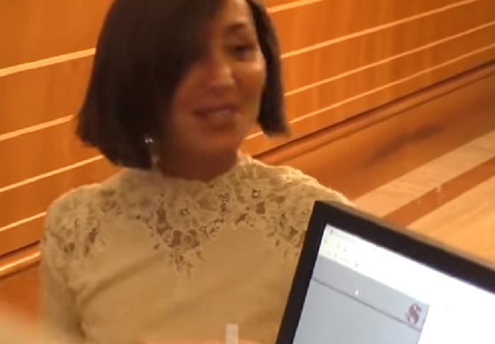 YOUTUBE Anna Maria Bernini strappa fotocopia documento: "Ho la faccia da pregiudicata..."