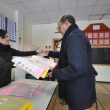 Elezioni 2018, Bersani gaffe: infila scheda da solo nell'urna con tutto il bollino anti-frode05