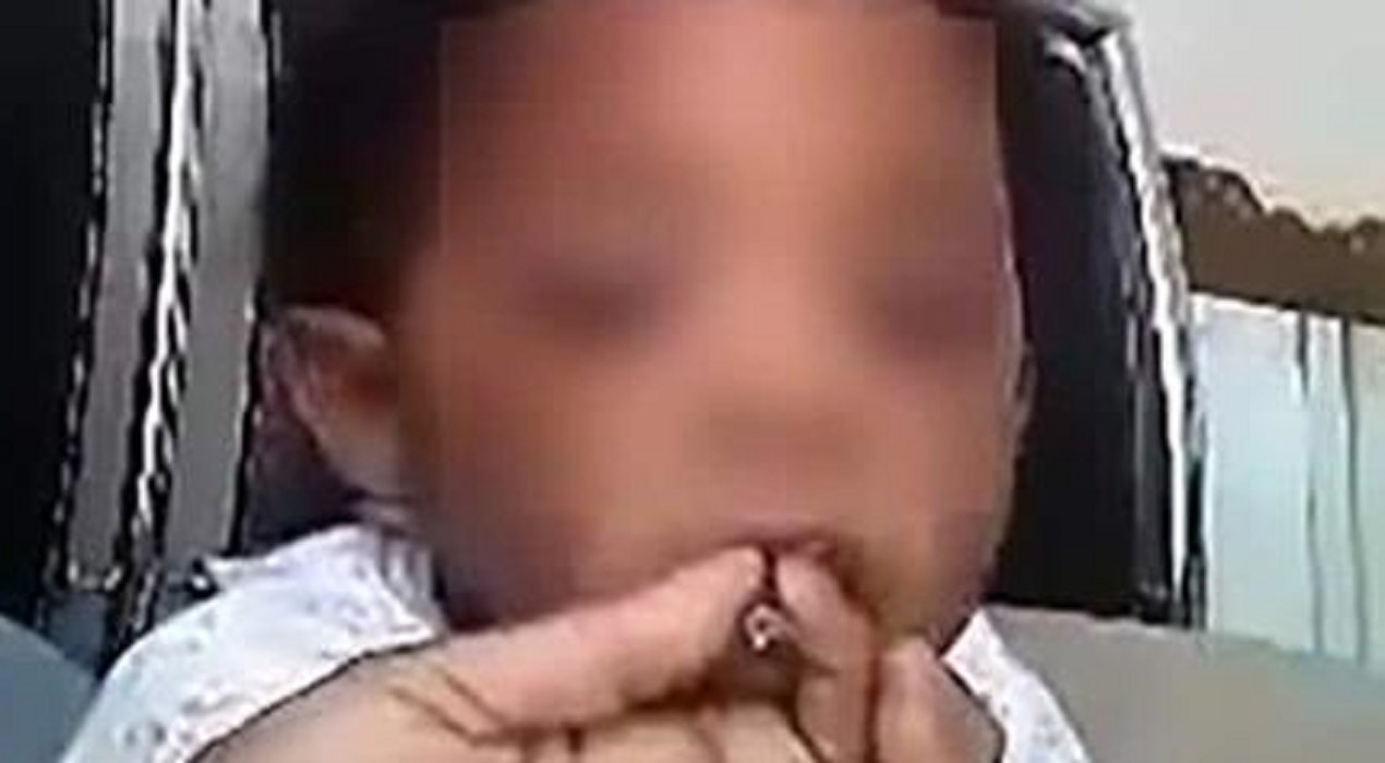 Bambina di un anno fuma marijuana