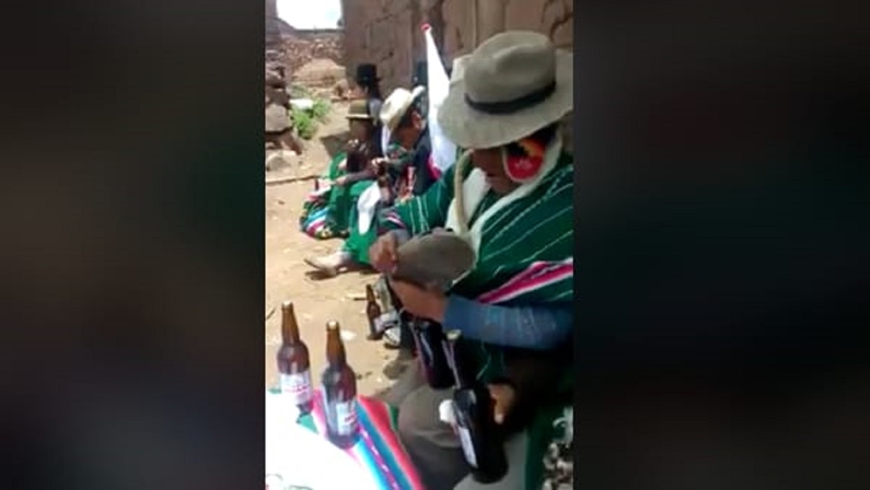 Apre bottiglia birra col sandalo: la nuova "moda" che viene dal Perù