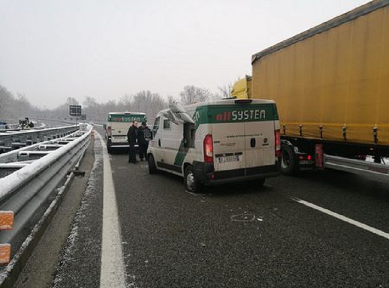 A5 Torino-Aosta, assaltano un blindato armati di kalashnikov poi scappano a mani vuote (foto Ansa)