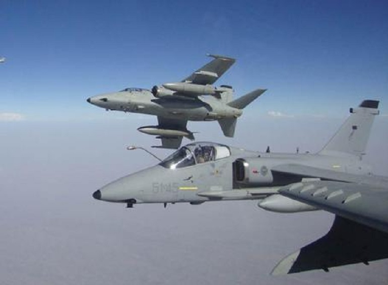 Lombardia, sentiti due boati a Como e Varese: “Caccia hanno rotto il muro del suono” (foto d'archivio Ansa)