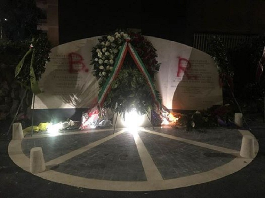Aldo Moro, nuovo sfregio alla lapide di via Fani: una scritta rossa inneggia alle B.R.