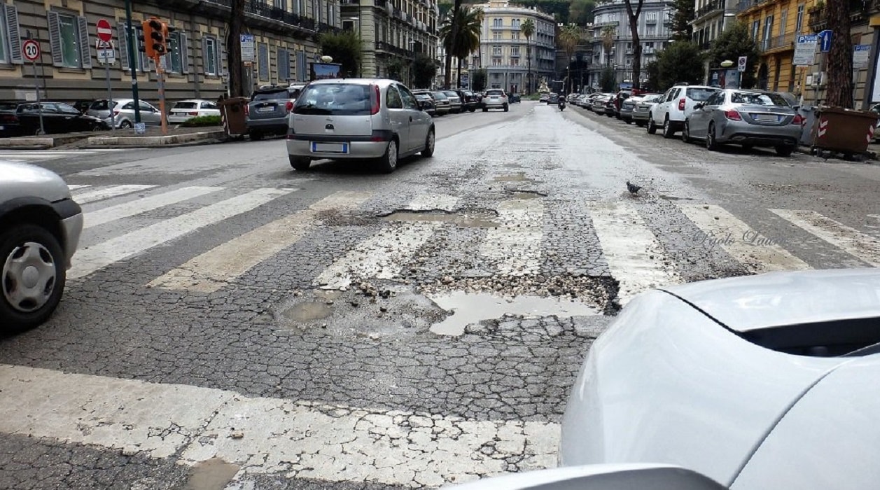 Roma, strada dissestata