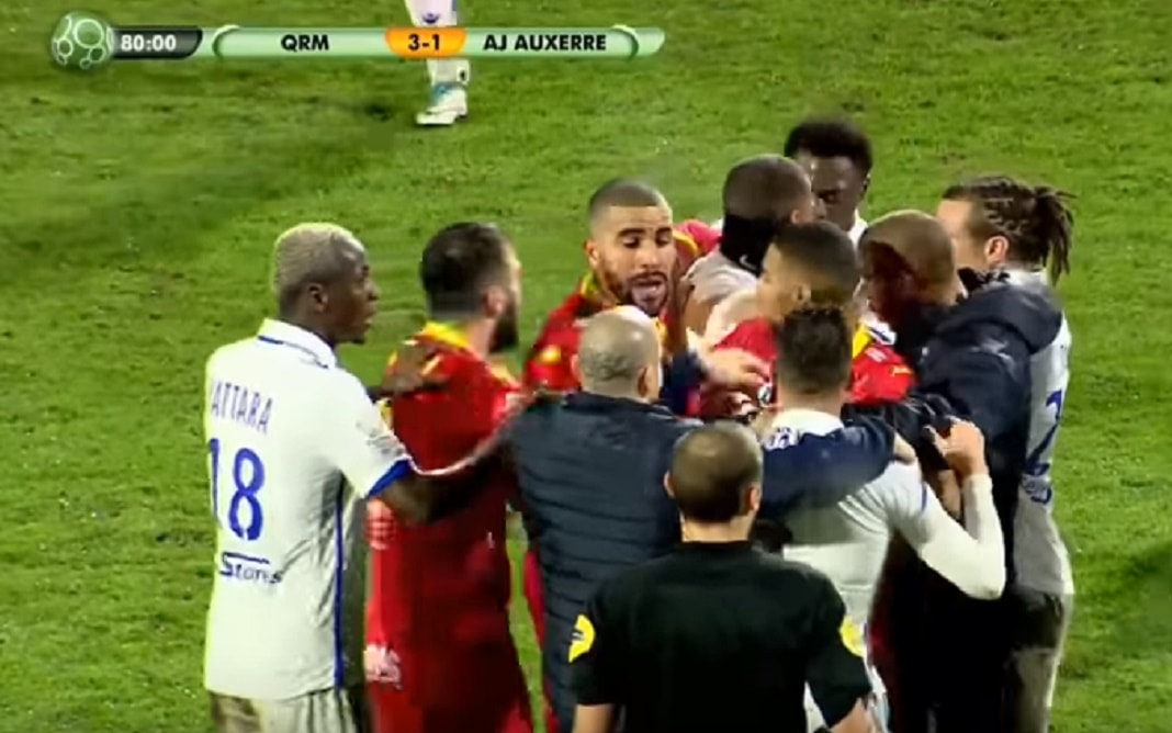 Francia due giocatori si picchiano