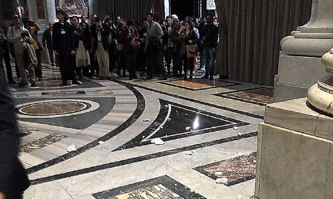 Calcinacci nella basilica di San Pietro a Roma
