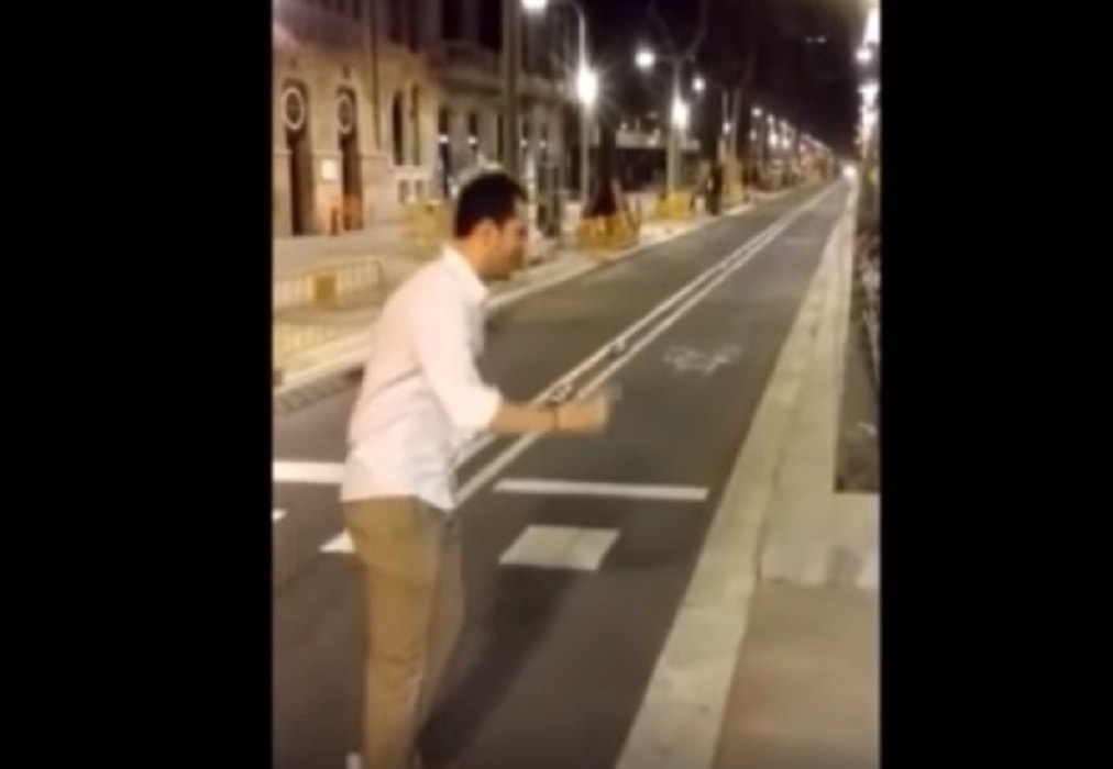 Barcellona calcio alla donna che attraversa