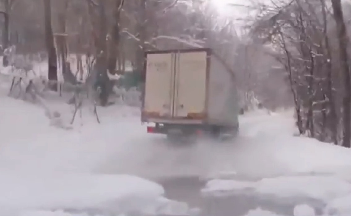 Camion slitta diverse volte su neve e ghiaccio con ruote posteriori